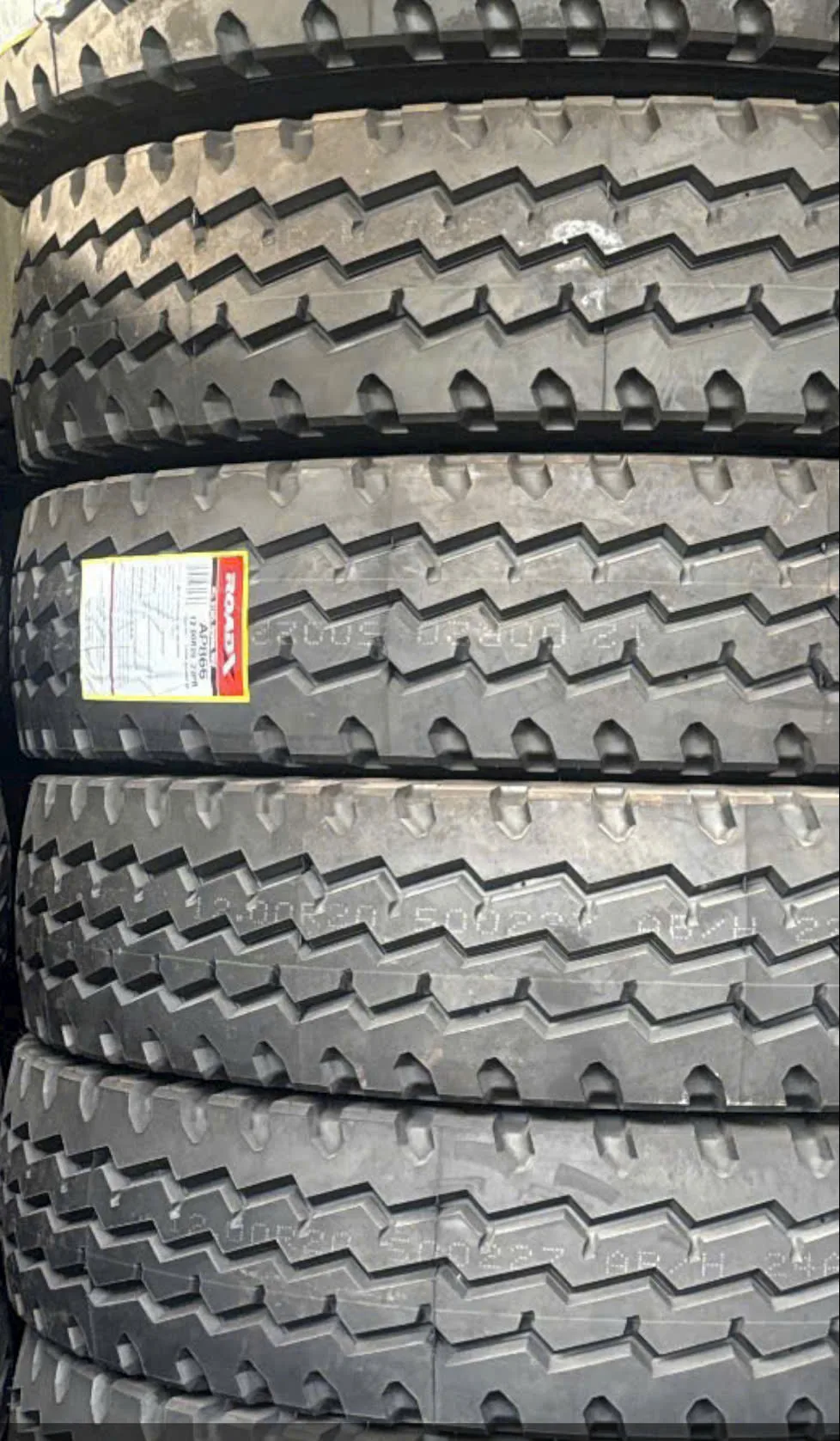 Lốp xe tải RoadX AP1166 12.00R20