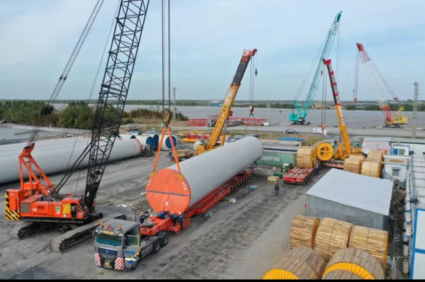 Cẩu bánh xích và xe vận chuyển siêu trường xếp dỡ tháp điện gió