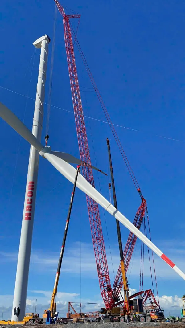 Cẩu bánh xích lắp cánh quạt turbine điện gió