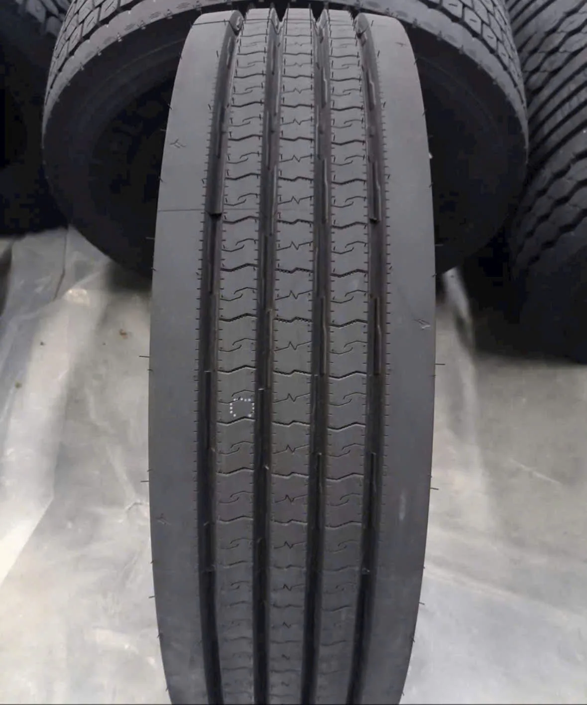 RoadX RH646 12R22.5 truck tyre